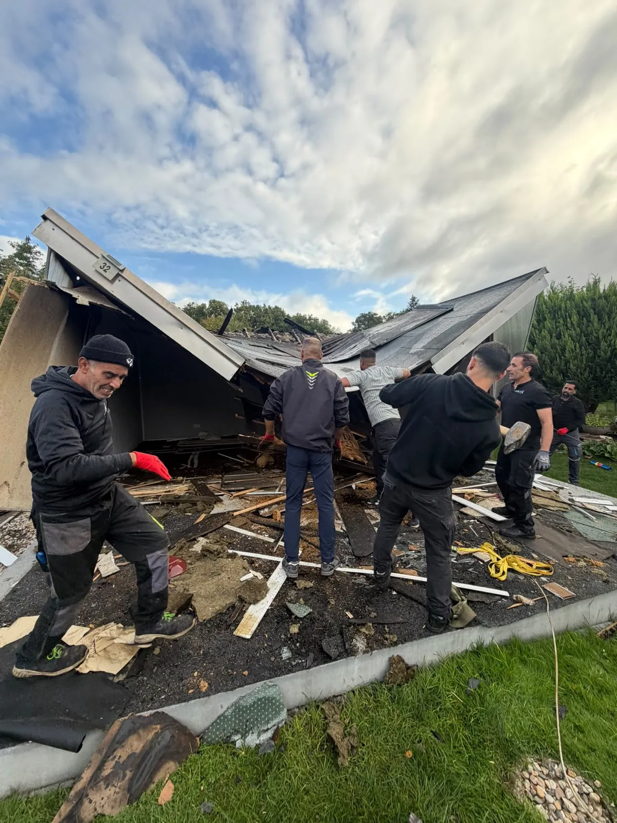Team von Bären Entsorgung beim Abriss des Dachs eines Gartenhauses in Berlin-Rahnsdorf
