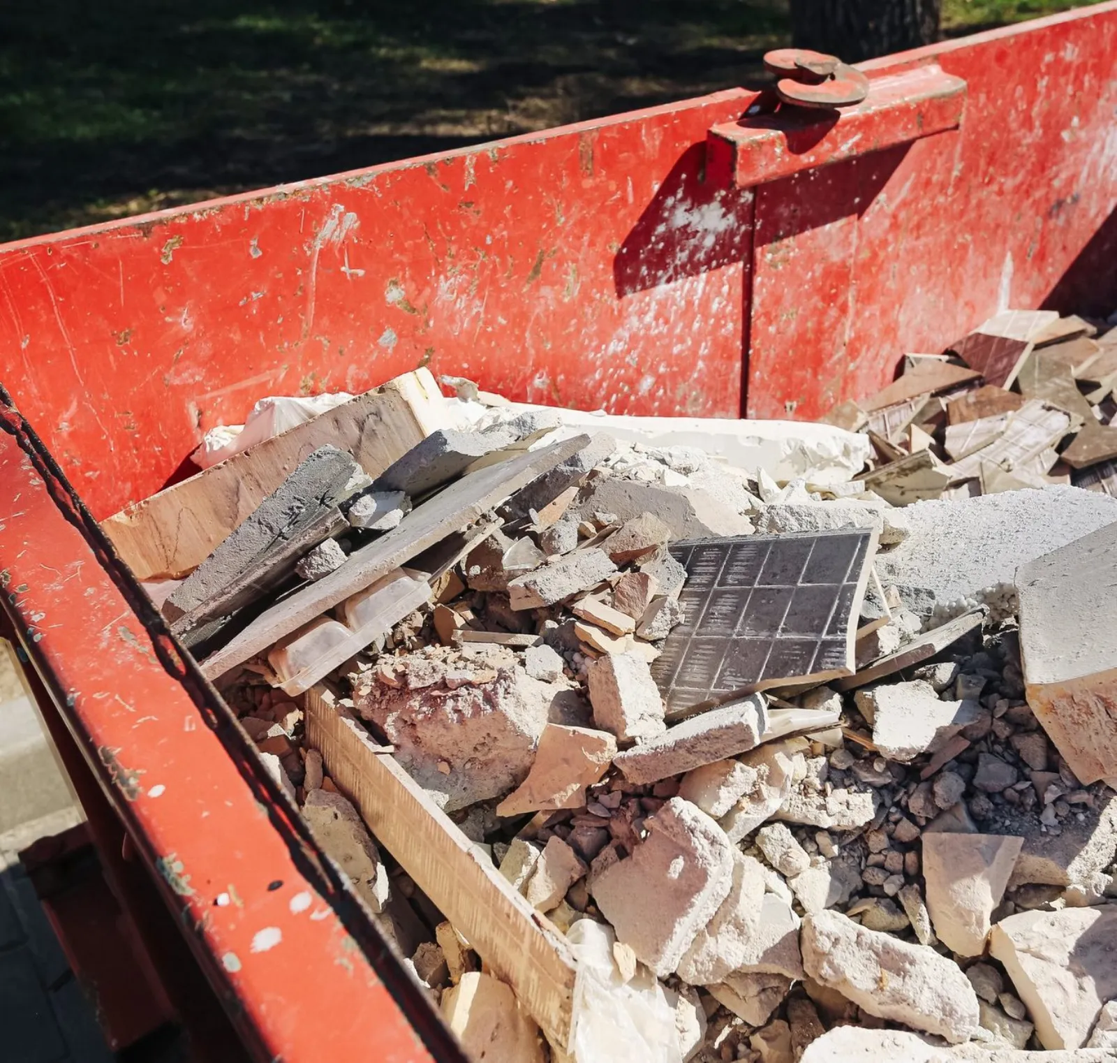Container mit Holz- und Bauresten