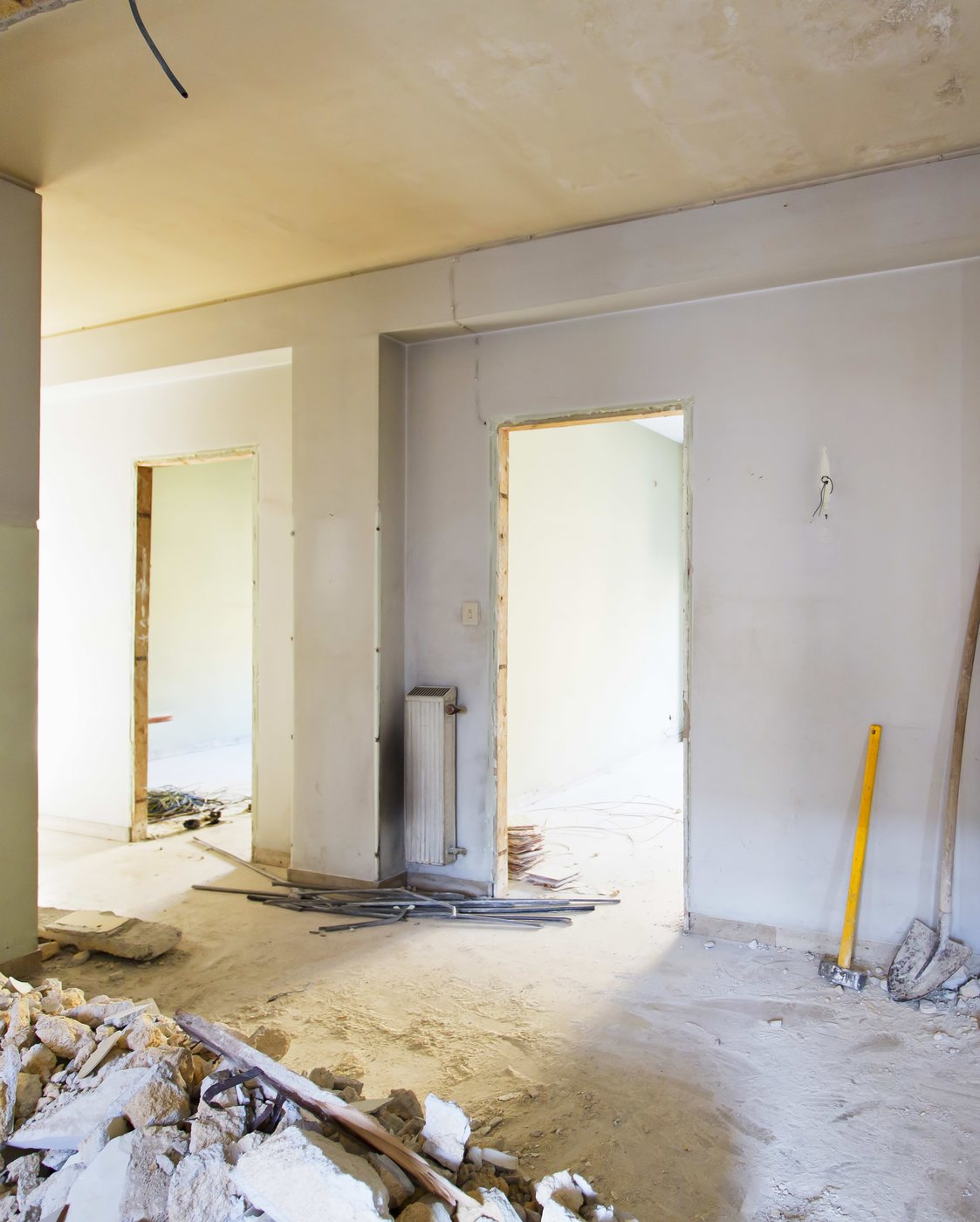 Entkernte Wohnung mit freigelegten Türöffnungen und Bauschutt