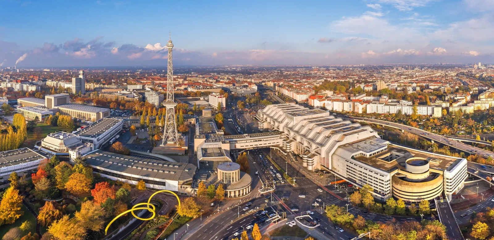 Funkturm und Messegelände in Berlin-Charlottenburg von oben