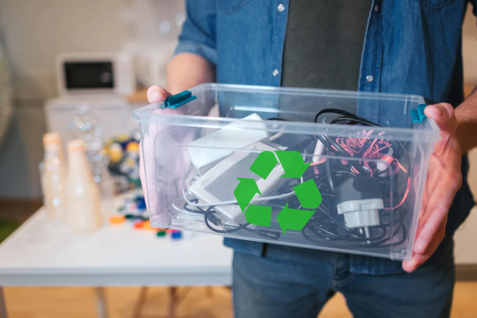Box mit Netzteilen und Kabeln zur getrennten Sammlung