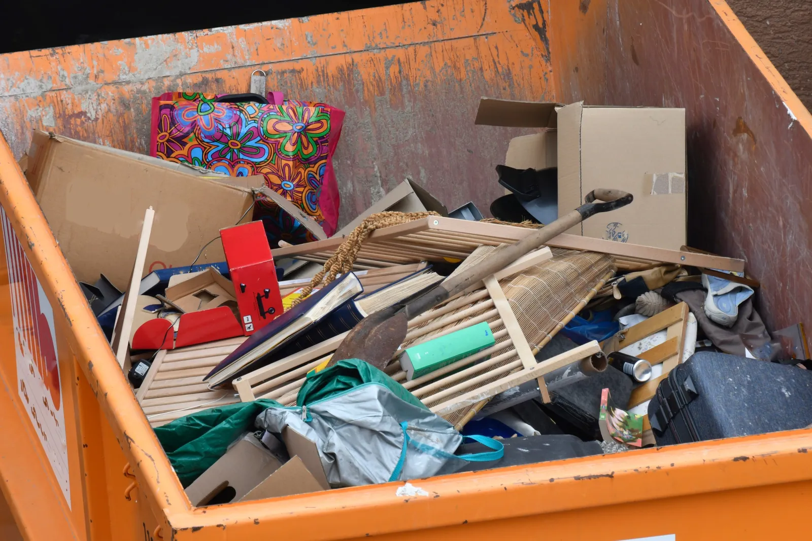 Gefüllter Absetzcontainer mit Sperrmüll aus einer Wohnungsauflösung