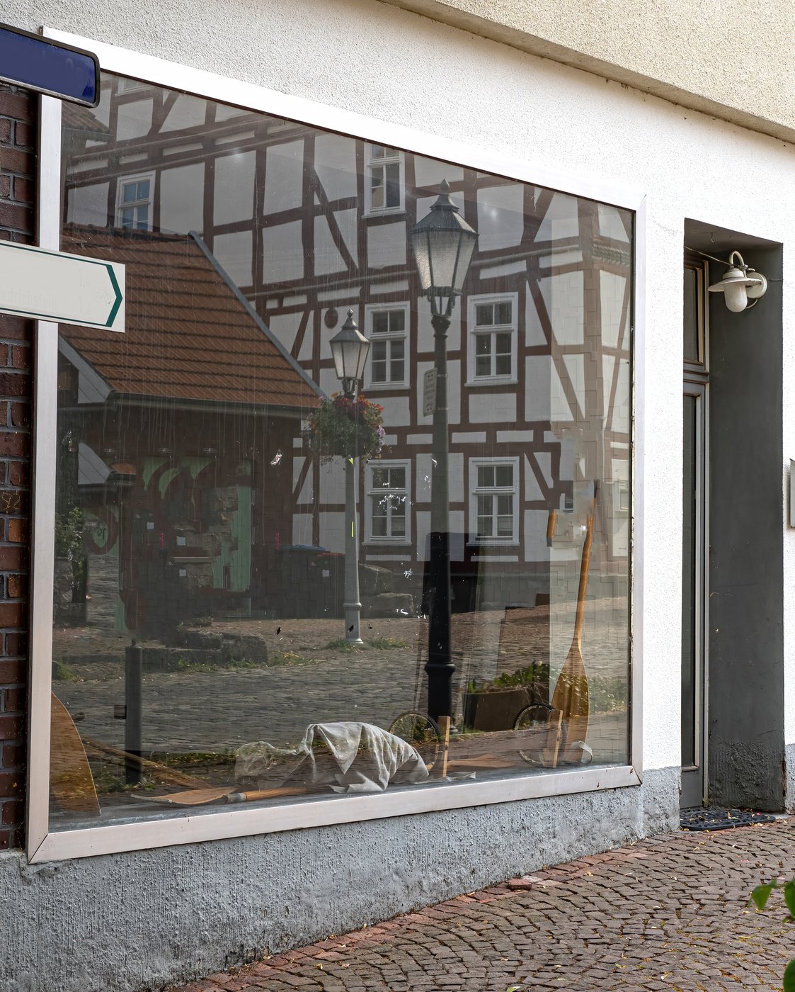 Leerstehendes Ladenlokal mit großem Schaufenster nach der Räumung