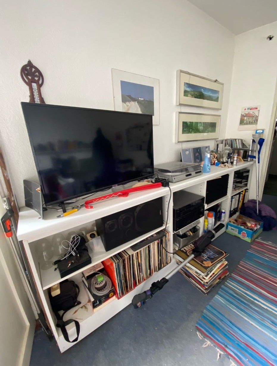 Wohnzimmerregal mit Fernseher, Plattenspieler und Schallplattensammlung