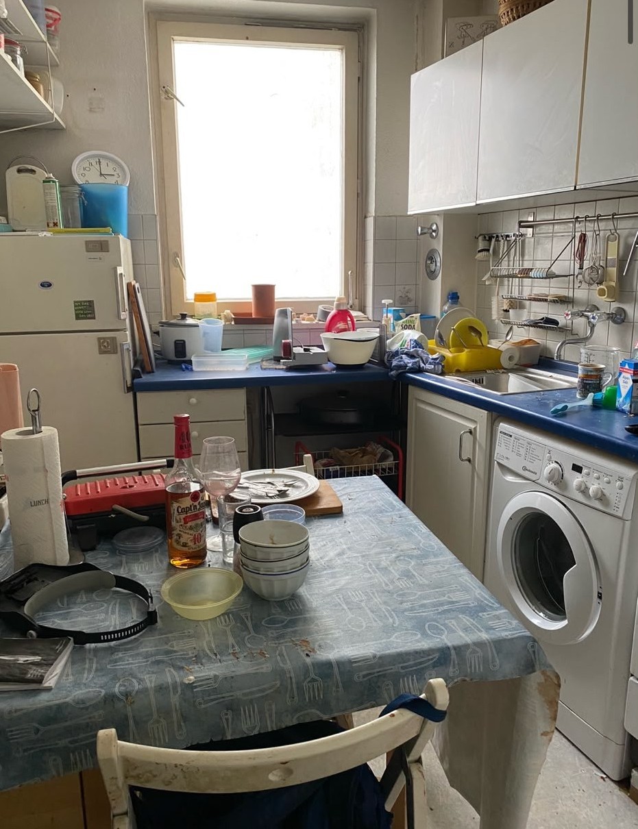 Küche mit Hausrat vor der Haushaltsauflösung