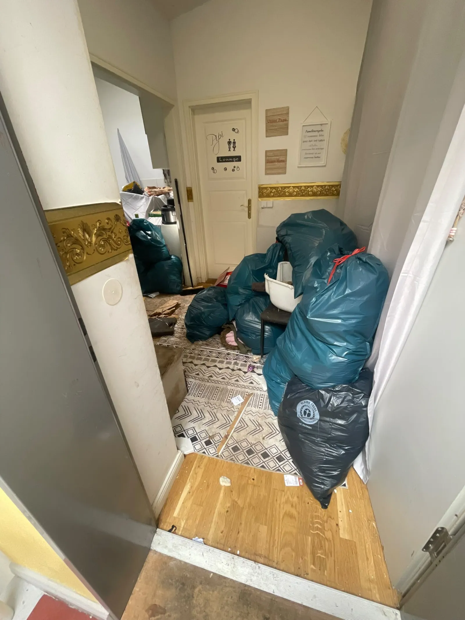 Gefüllte Müllsäcke im Flur einer Altbauwohnung