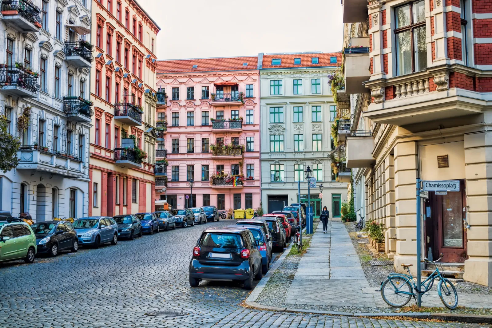 Altbaustraße am Chamissoplatz in Kreuzberg mit dicht geparkten Autos