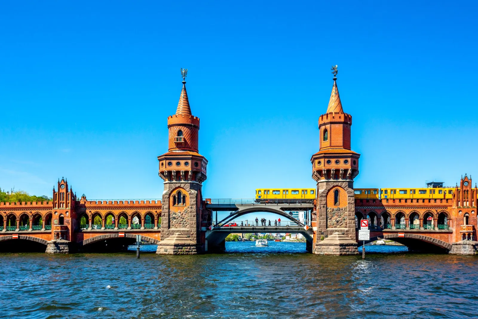Oberbaumbrücke über der Spree zwischen Kreuzberg und Friedrichshain