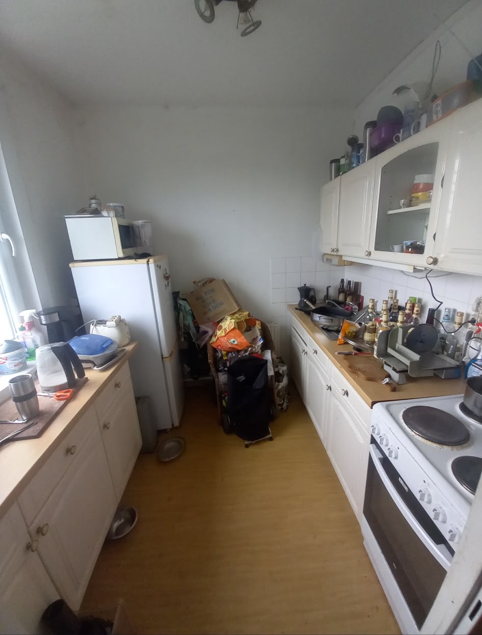 Vollgestellte Küche vor der Entrümpelung