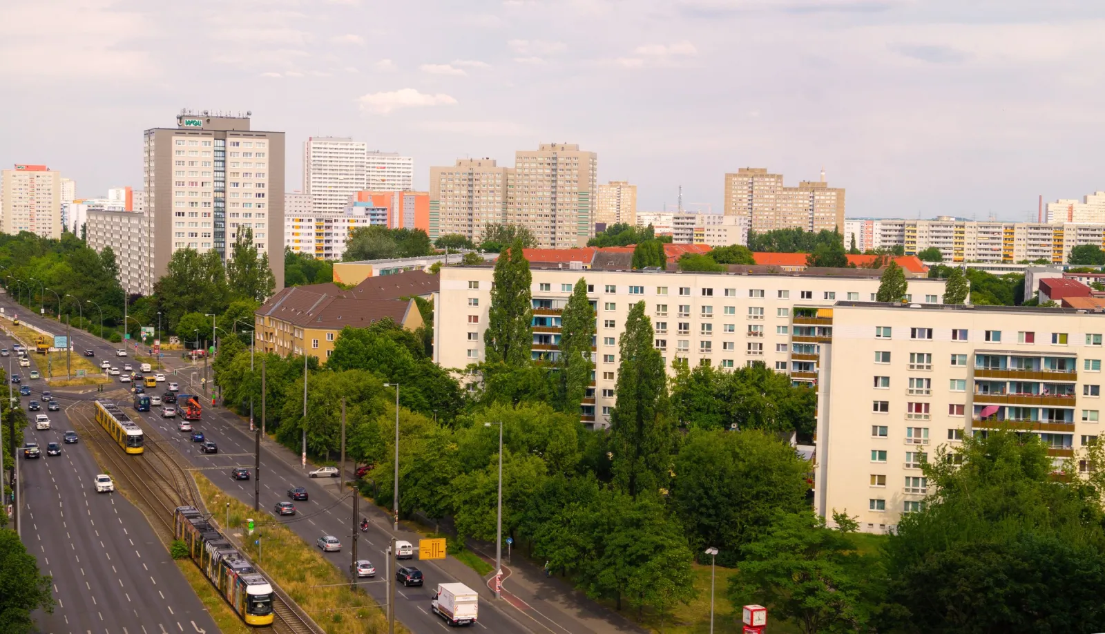Plattenbauten und Straßenbahn an einer Hauptstraße in Lichtenberg