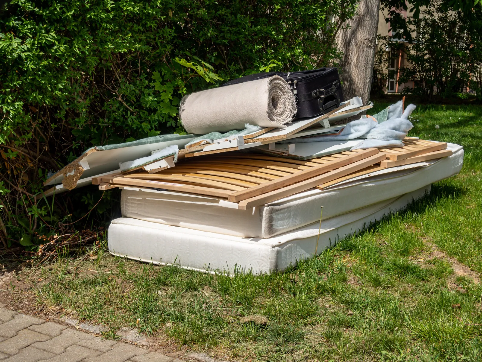 Matratzen, Lattenrost und Bettteile zur Abholung bereitgestellt