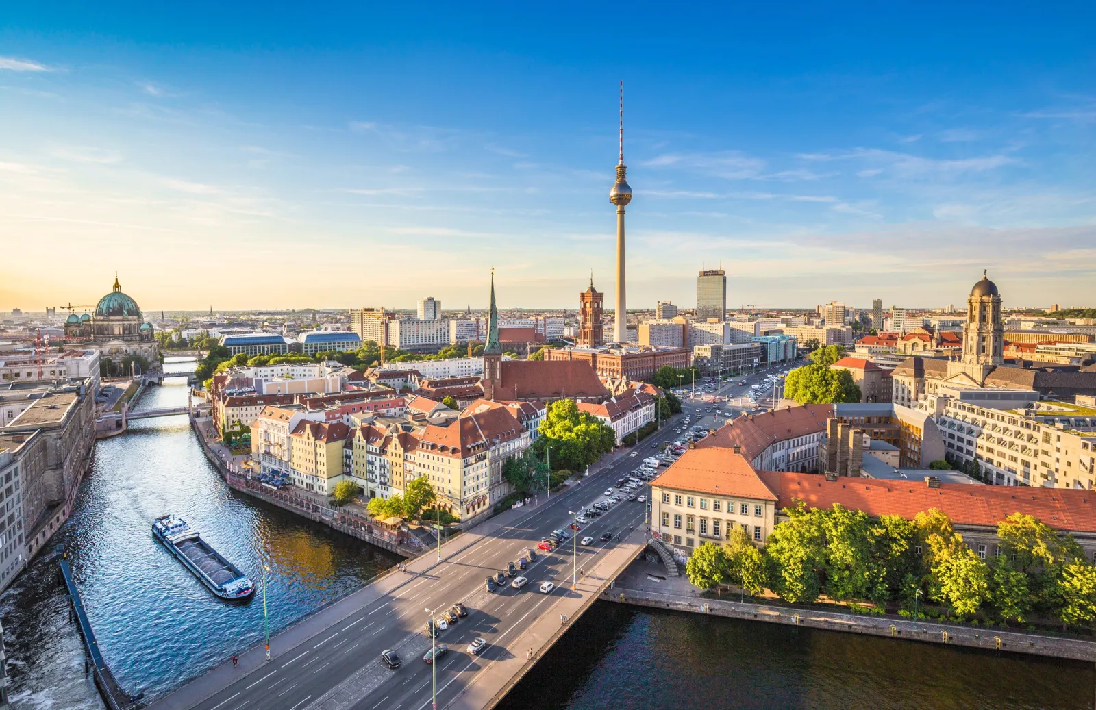 Blick über die Spree auf Fernsehturm und Berliner Dom