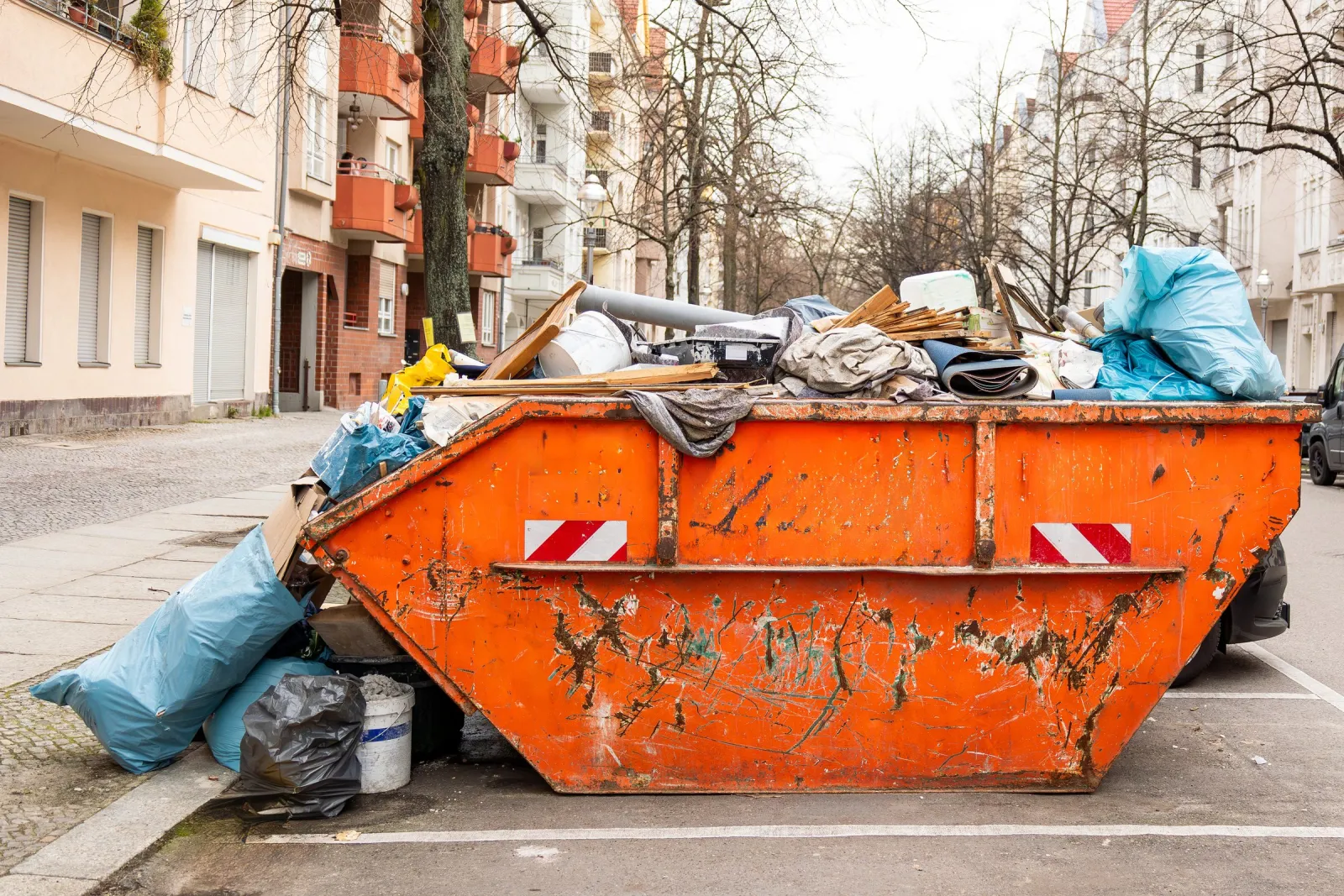 Voller Absetzcontainer in einer Berliner Altbaustraße