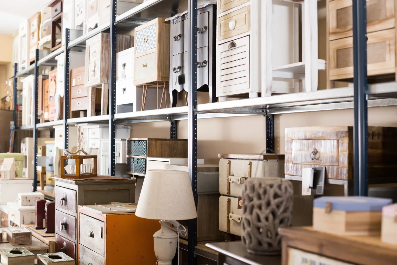 Regale mit aufbereiteten Möbeln und Wohnaccessoires im Verkaufsraum