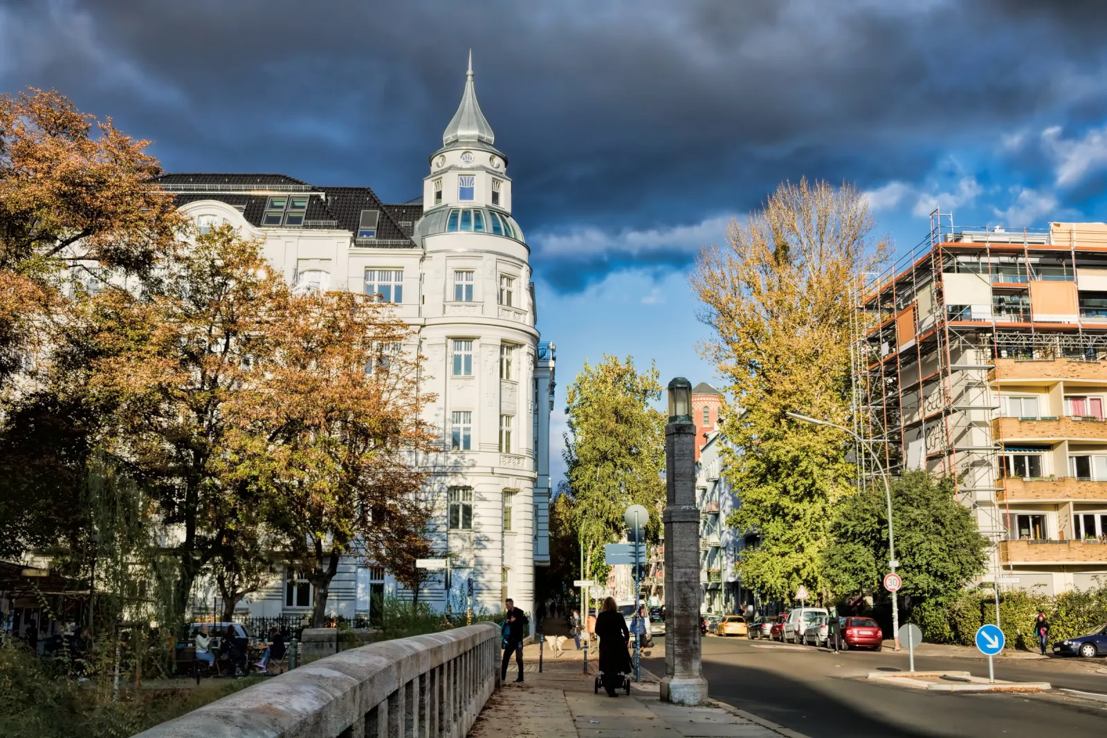 Brücke am Maybachufer in Neukölln mit Altbaufassaden