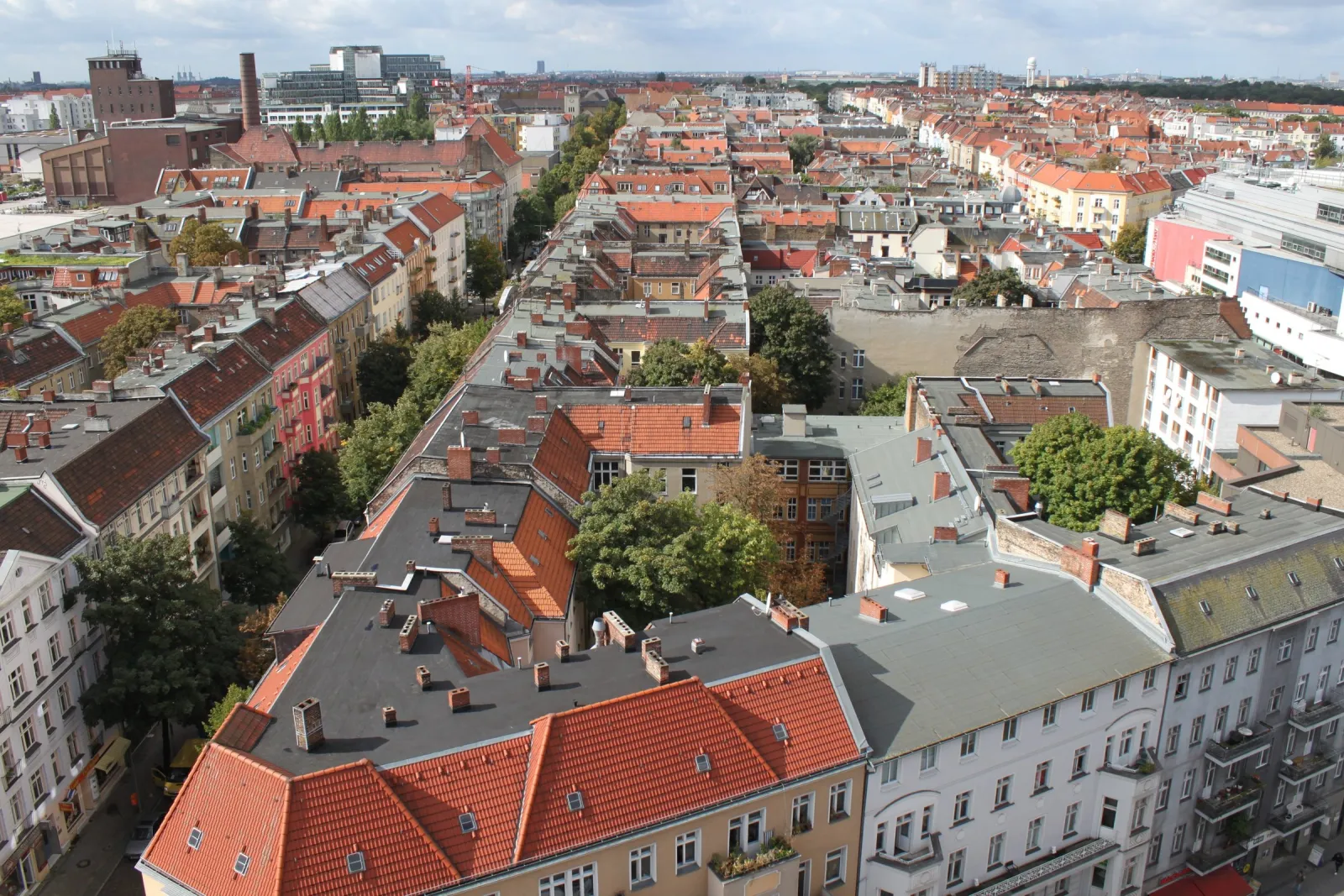 Blick über die Neuköllner Altbaudächer entlang der Boddinstraße