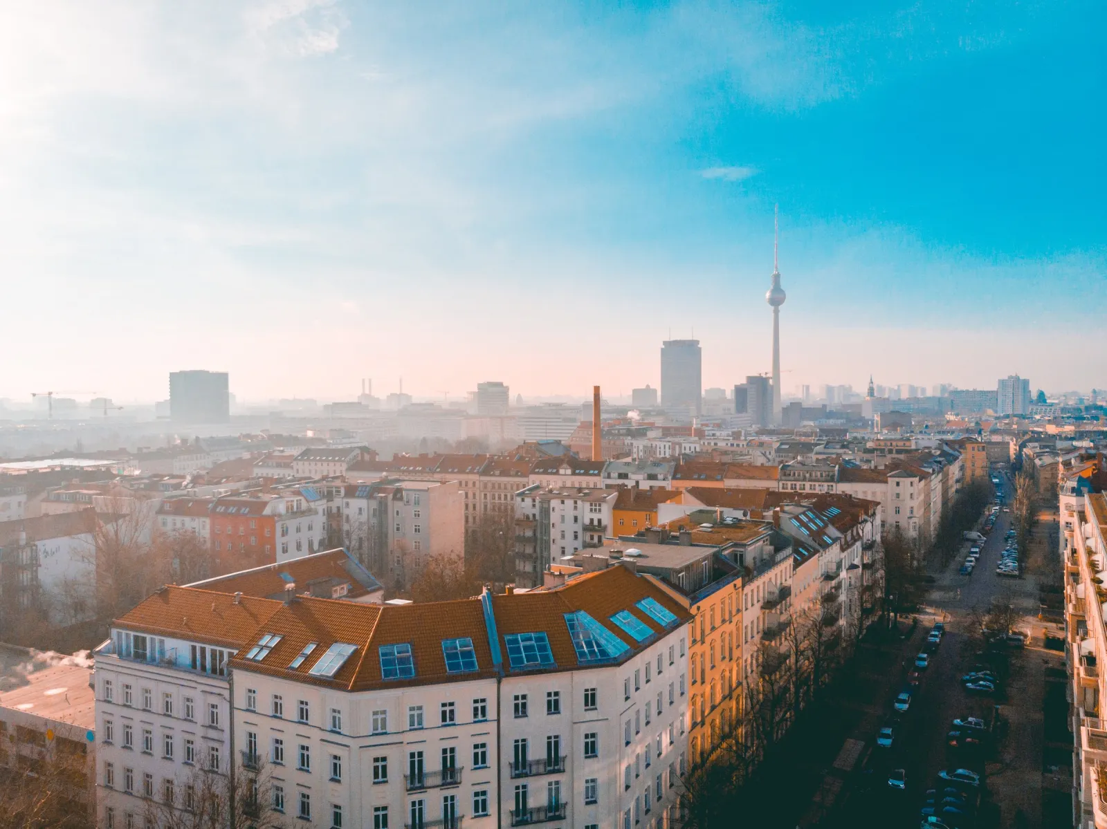 Blick über Berliner Altbaudächer zum Fernsehturm