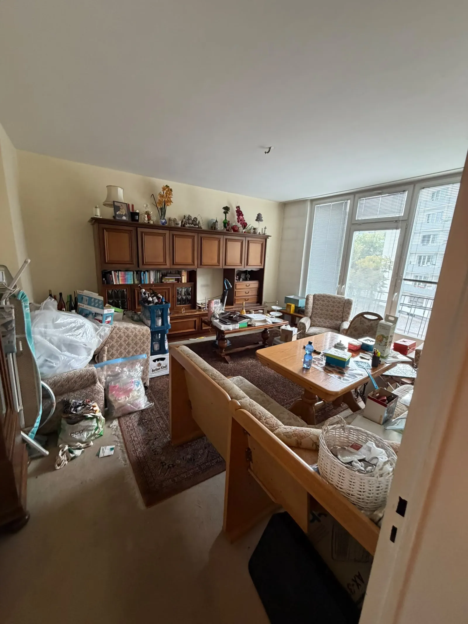 Vollständig eingerichtetes Wohnzimmer vor der Entrümpelung