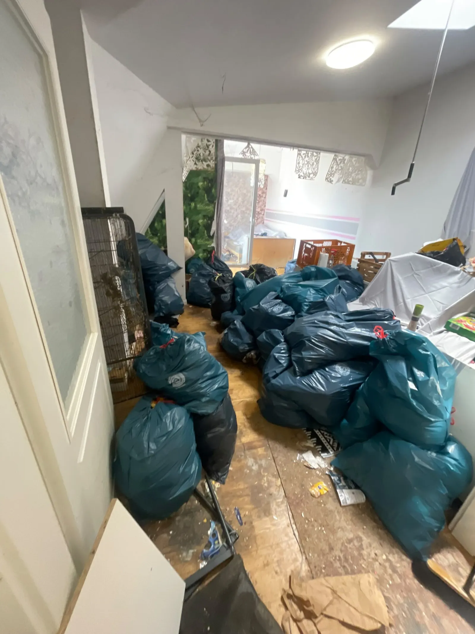 Gefüllte Müllsäcke in einer Wohnung während der Entsorgung