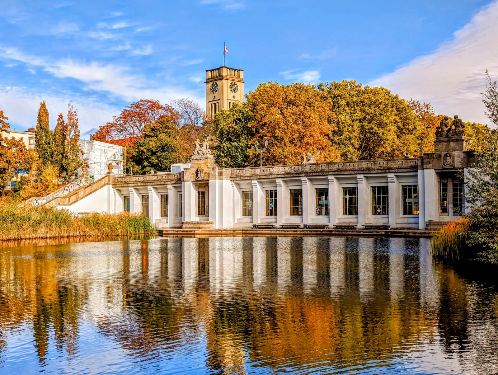 Rudolph-Wilde-Park mit Rathaus Schöneberg im Hintergrund