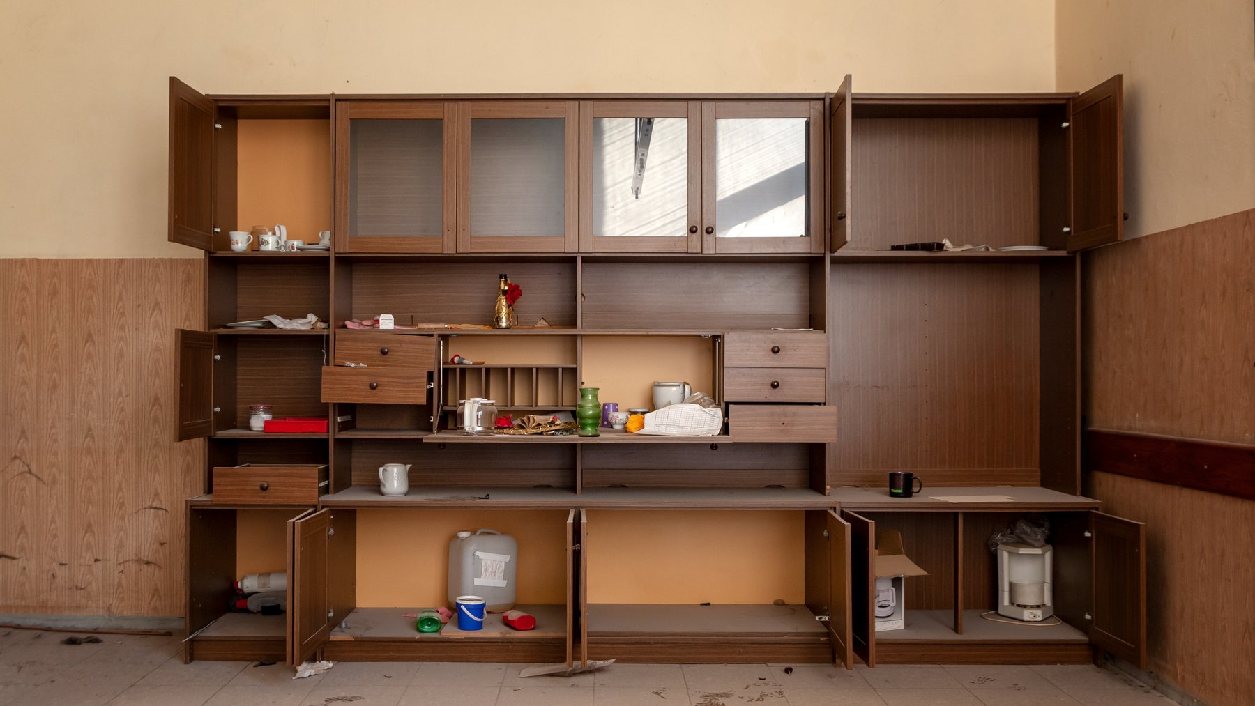 Alte Schrankwand in einer leerstehenden Wohnung vor der Entrümpelung