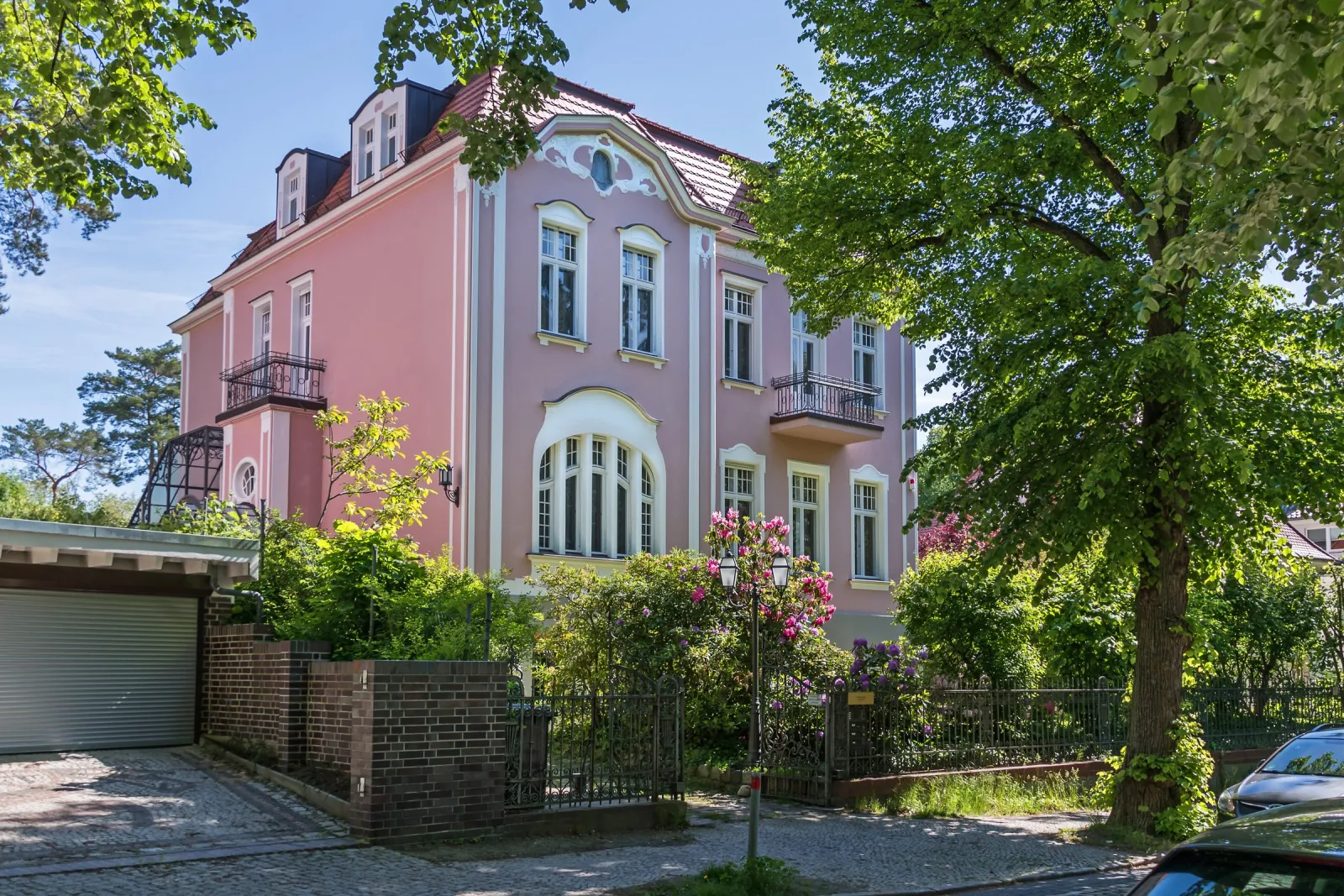 Villa mit Vorgarten und Zufahrt in Nikolassee
