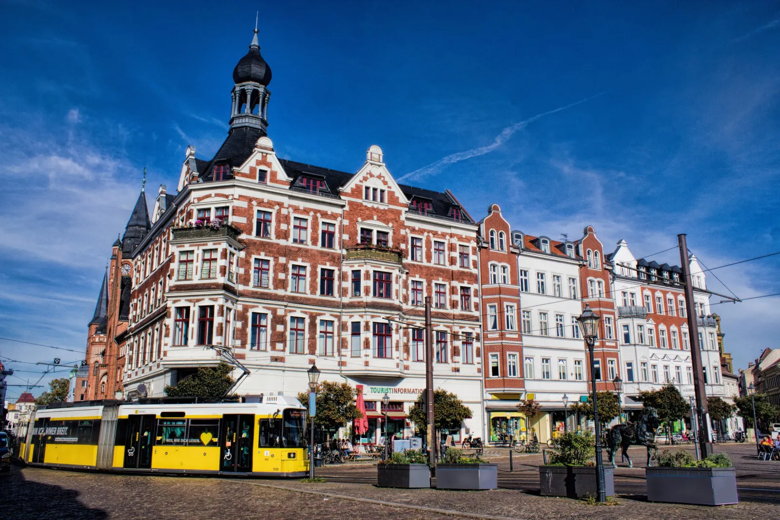 Altstadt Köpenick mit Straßenbahn am Markt