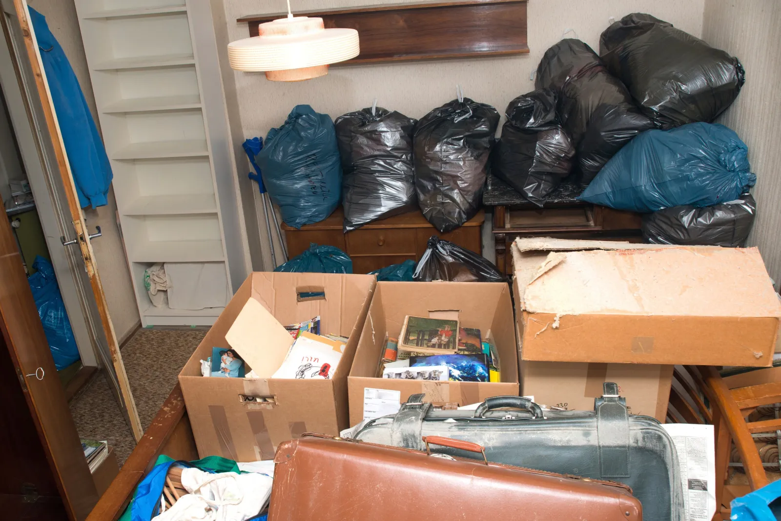 Kartons, Koffer und gefüllte Säcke bei einer Wohnungsauflösung