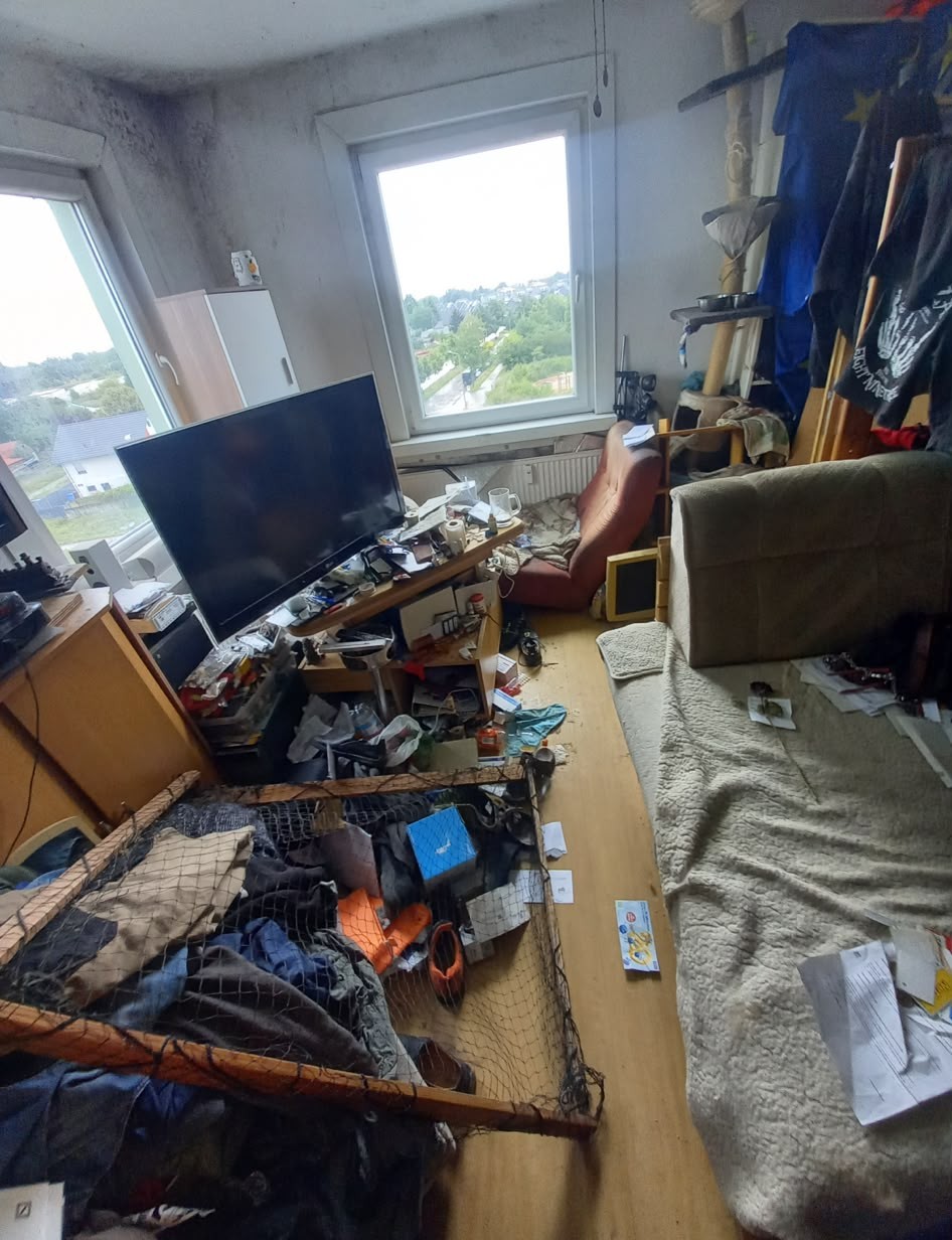 Vollgestelltes Zimmer vor der Wohnungsauflösung