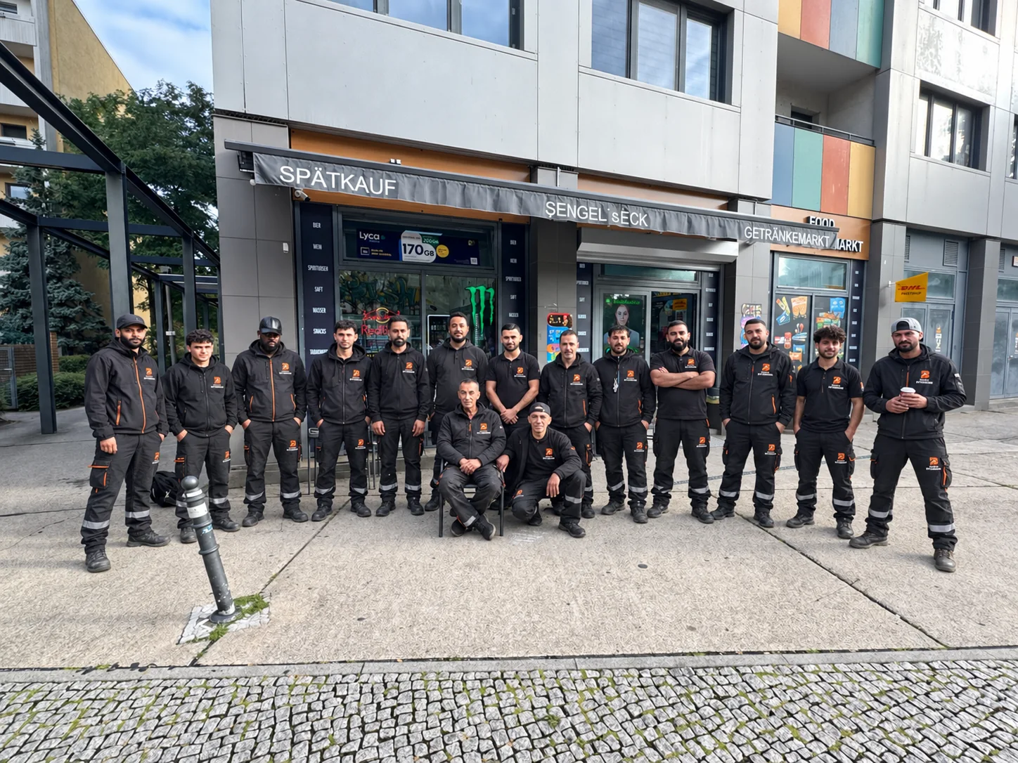 Team von Bären Entsorgung Berlin in Arbeitskleidung mit Firmenlogo