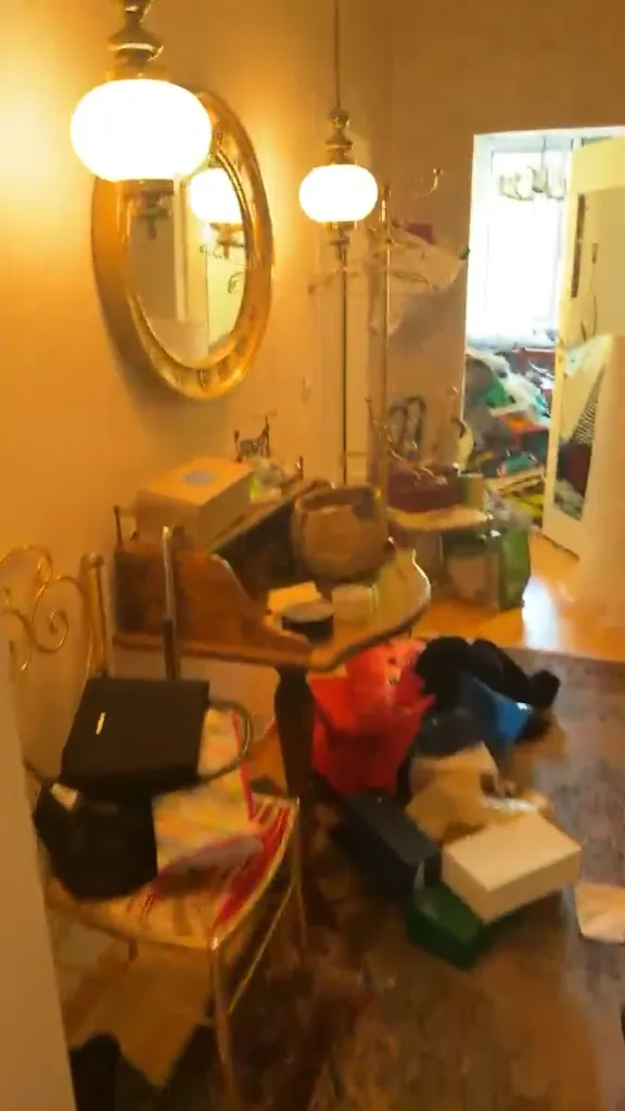 Eingerichtete Wohnung in Berlin mit Möbeln und Hausrat vor der Wohnungsauflösung