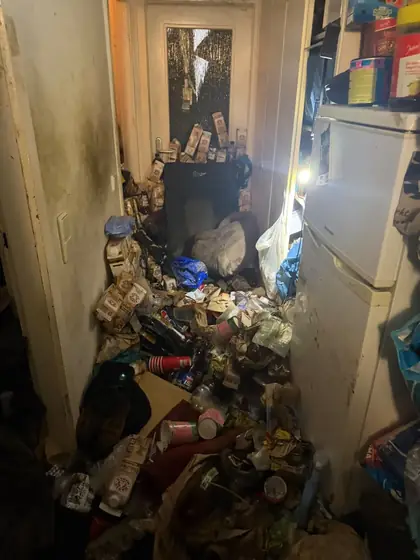 Vermüllter Flur einer Messie-Wohnung am Tierpark in Berlin-Lichtenberg vor der Räumung